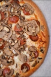 Ronny's pizza with pepperoni and mushrooms